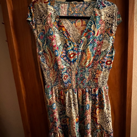 Boutique Women’s V-Neck Dress - Picture 6 of 6